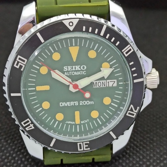 Vintage 1982 Seiko Automatic Men’s Silver/Green Dive Watch W/DayDate &Japan Mvmt - Picture 5 of 8